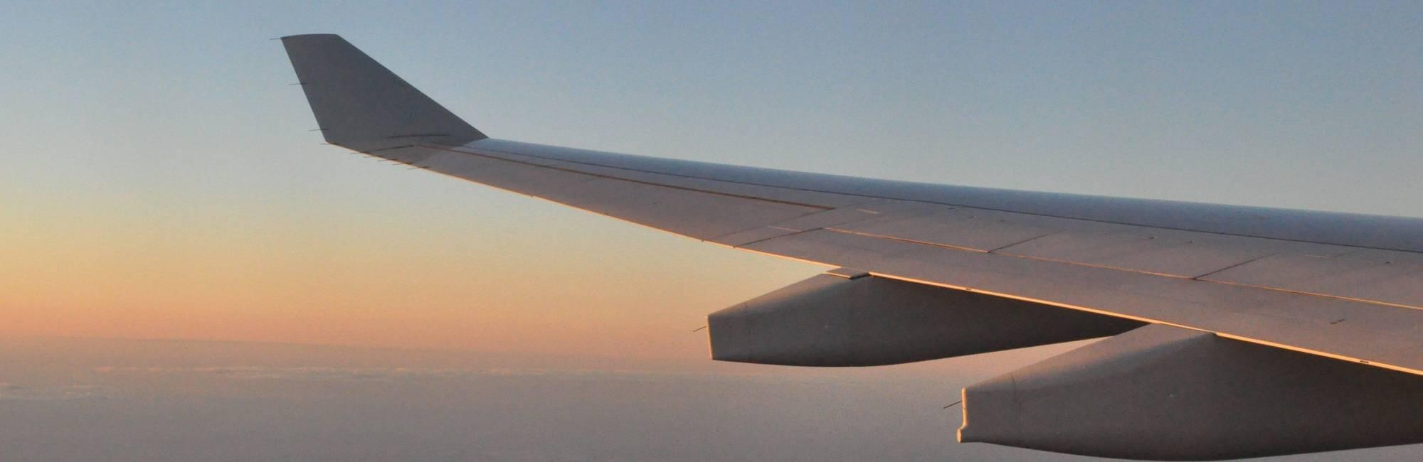 wing of airplane in flight 